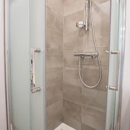 Cosmo Ideal Famille Rue Carnot * آنسي